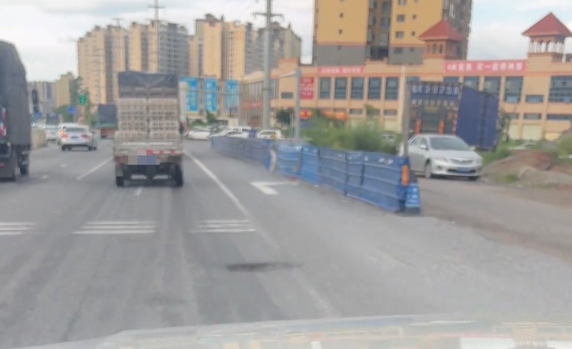 7月8日，网友反映：玉林容县某站周边道路上有路坑。路过注意安全哦！ 