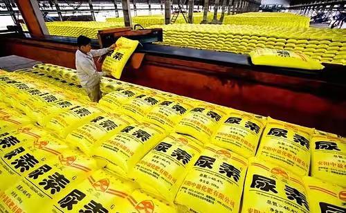 据路透社5月27日消息，中国商务部宣布恢复出化肥口配额，因3月1日霍尔木兹海峡被