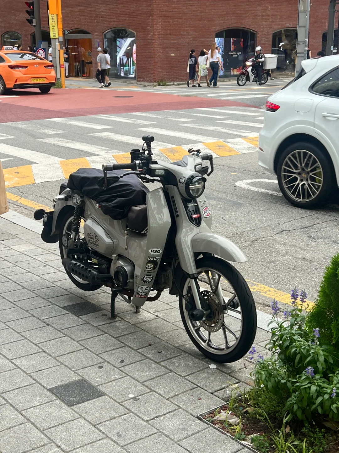 圣水洞路边完全被她迷住，走不动道了