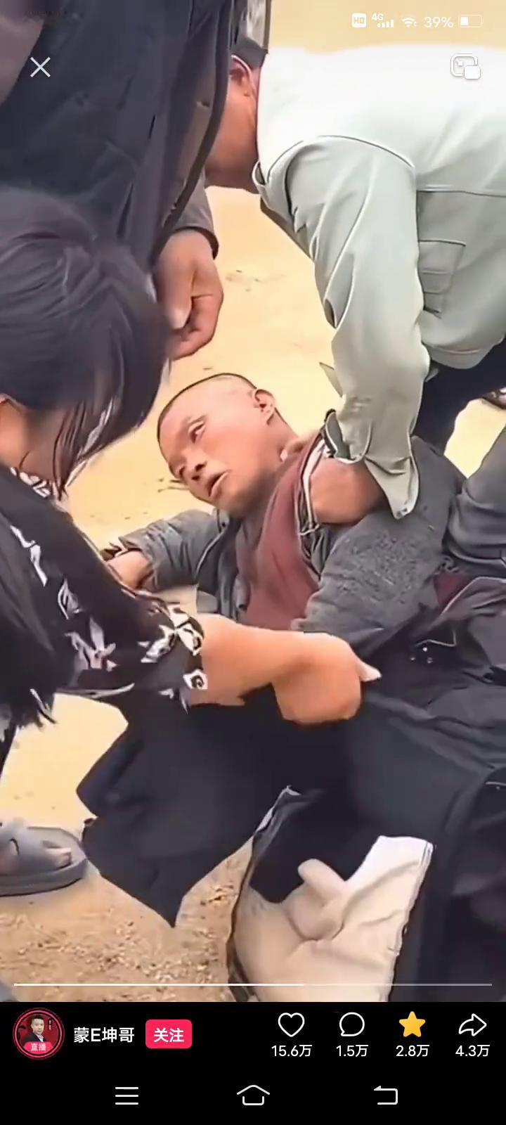 要的换衣过程。
能不能麻利点，拽就行了。好几层一层一层的，猜他一共套了几层裤？脱