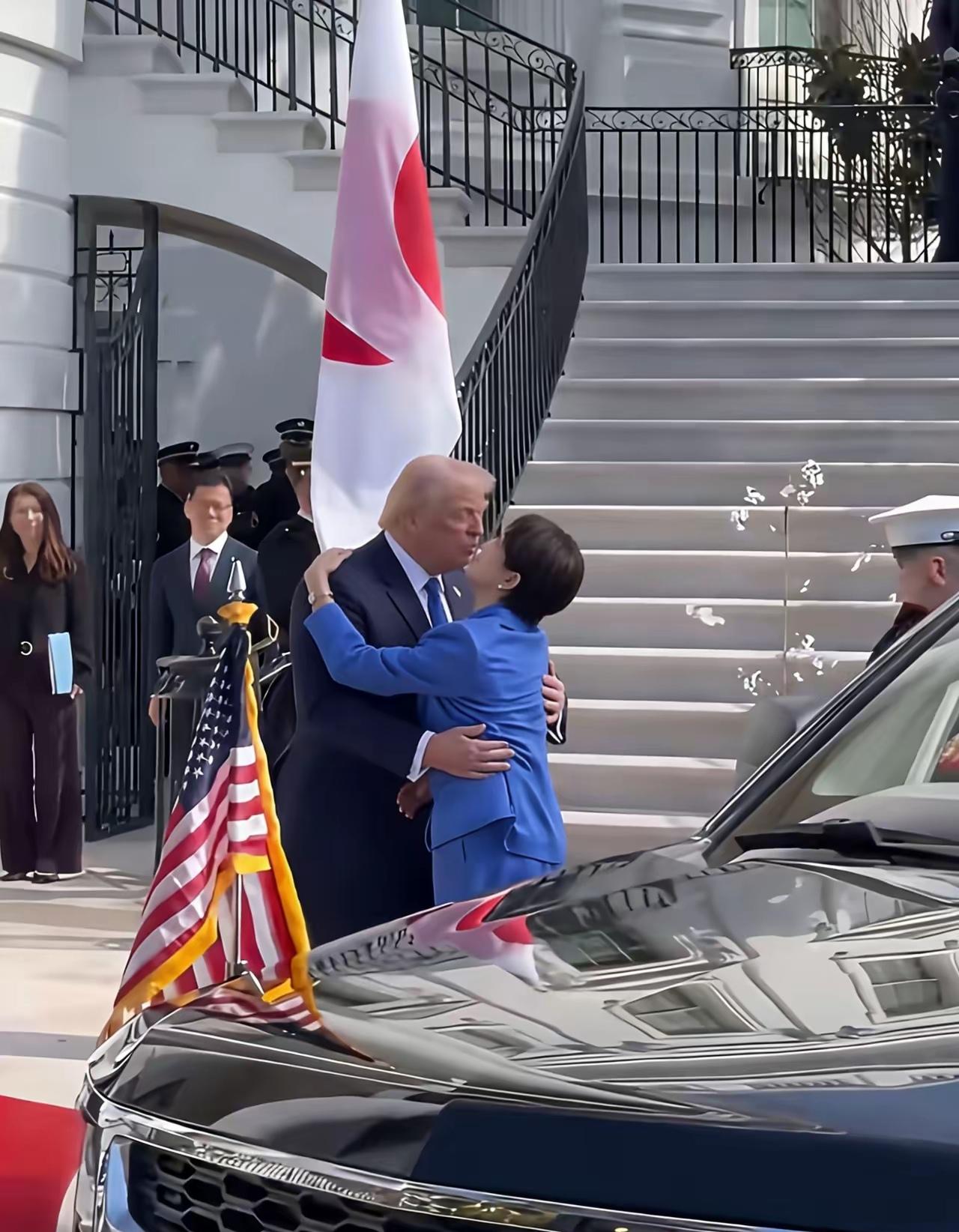 我和你吻别！
    看到这幅图片，忽然就想起张学友的歌《吻别》，送给他俩最合适