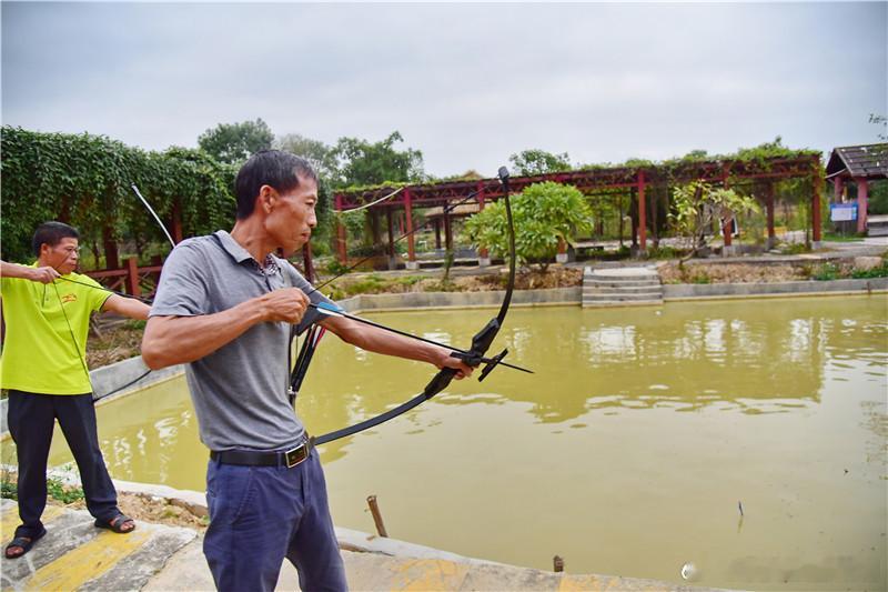 弯弓射大鱼，广州幸福田园犇牛牧场推出射鱼活动渔乐无穷。我们都熟悉弯弓射大雕，却没