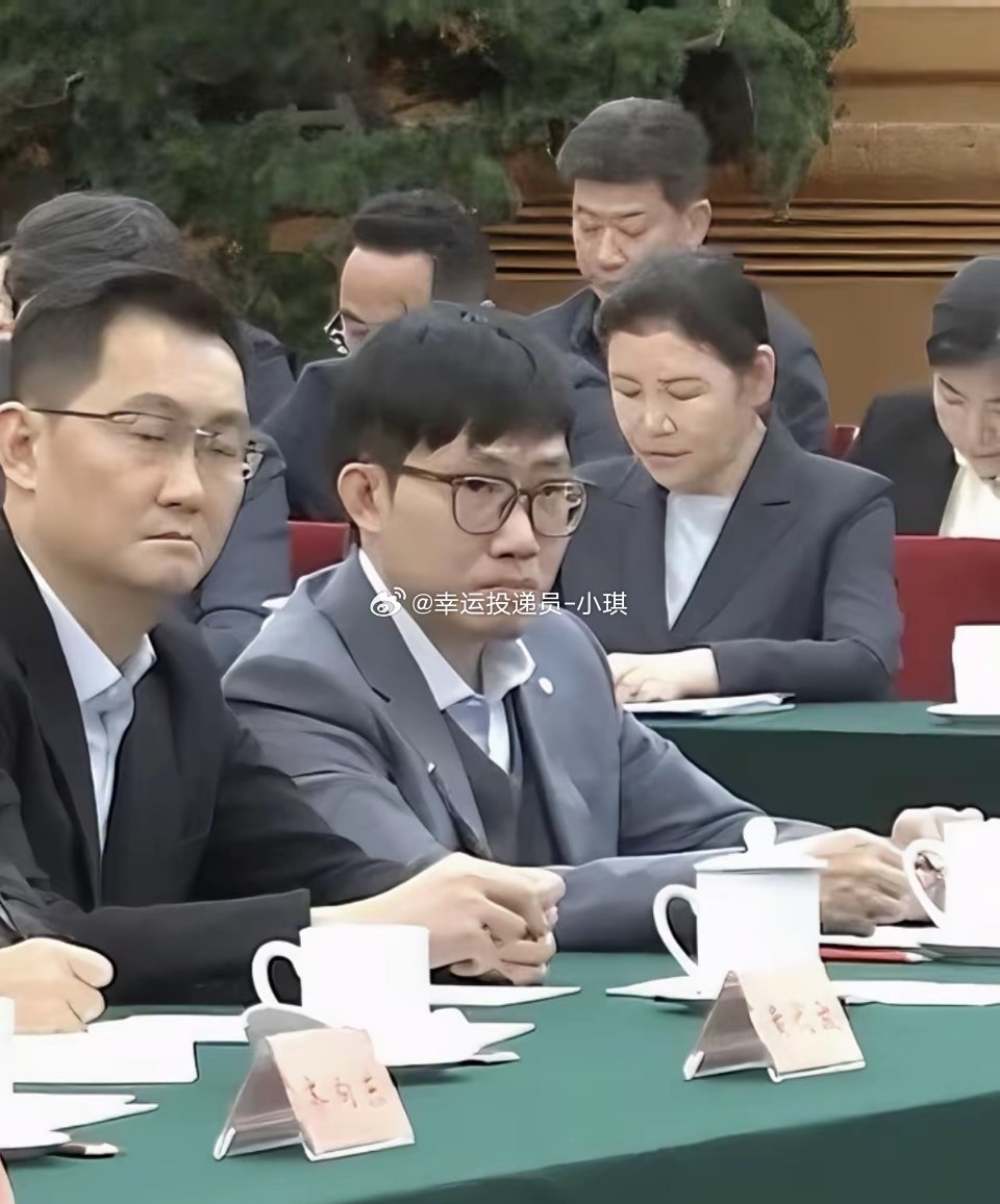 梁文峰这眼神阴森可怕，一看就是个狠人。难怪股市的散户们整天都在痛骂他，割韭菜心狠