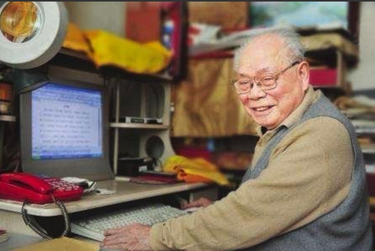 1949年，地下党员马识途回公馆，发现保姆坐门口警惕盯着他，他瞬间意识到出事了—
