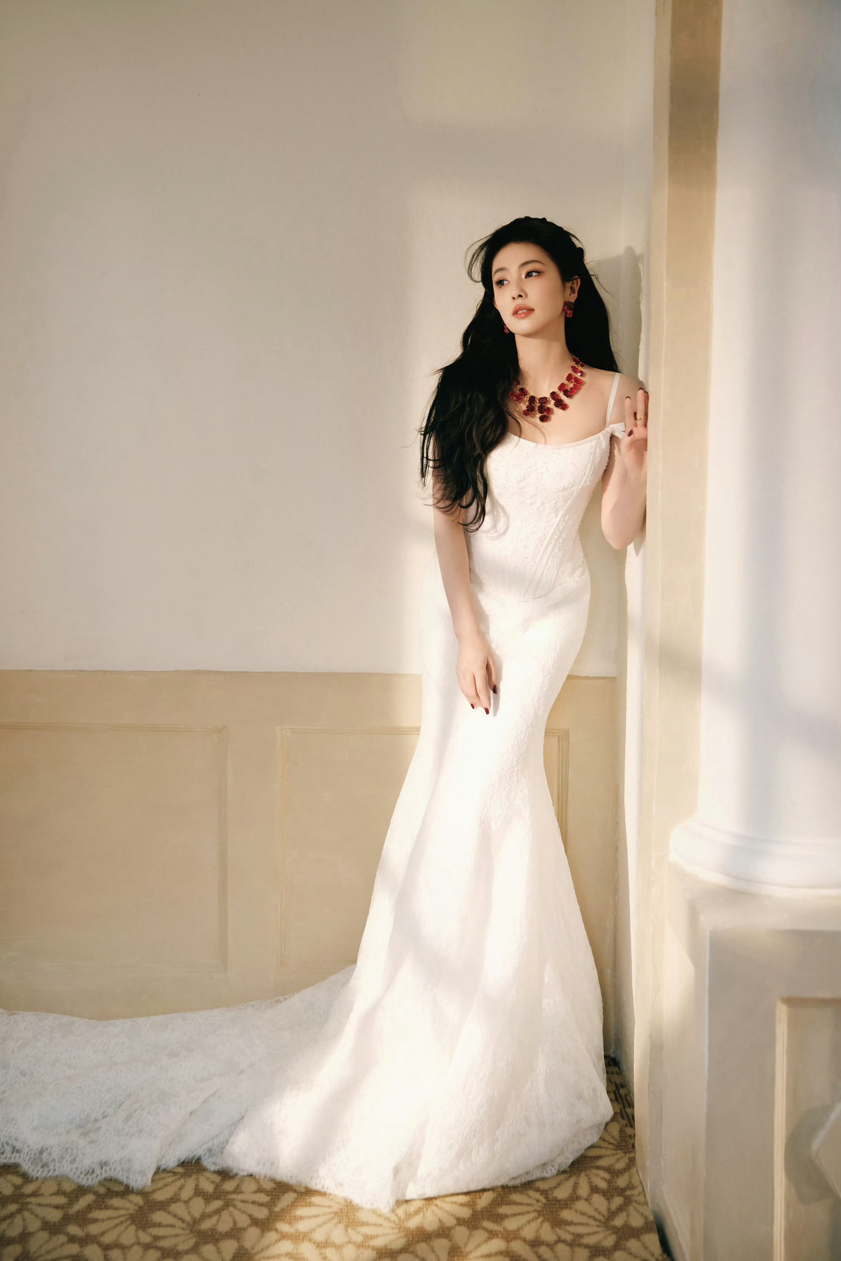 白鹿  捕捉一只穿着白纱的白鹿！蕾丝裙摆揉着暖光，红珠配饰更是点睛之笔，氛围感直