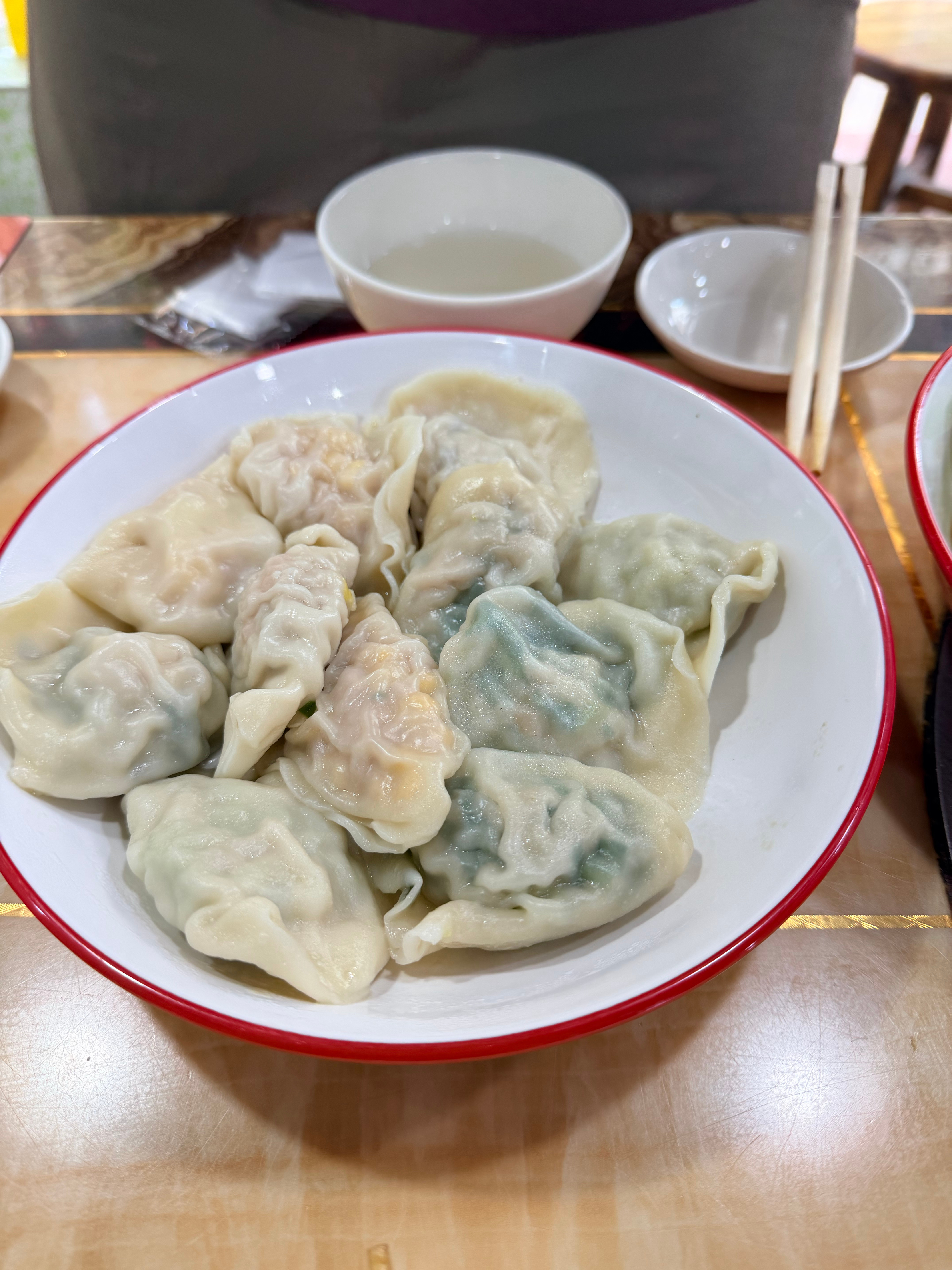 前年还只是吃点vc，今年已经每天吃那么大盒补剂了，这次回广州吃到聚荣饺子店，惊艳