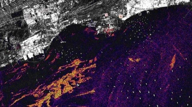 美国对伊朗航母沙希德·巴格里号在班达尔阿巴斯附近的空袭造成了25公里长的油污，威