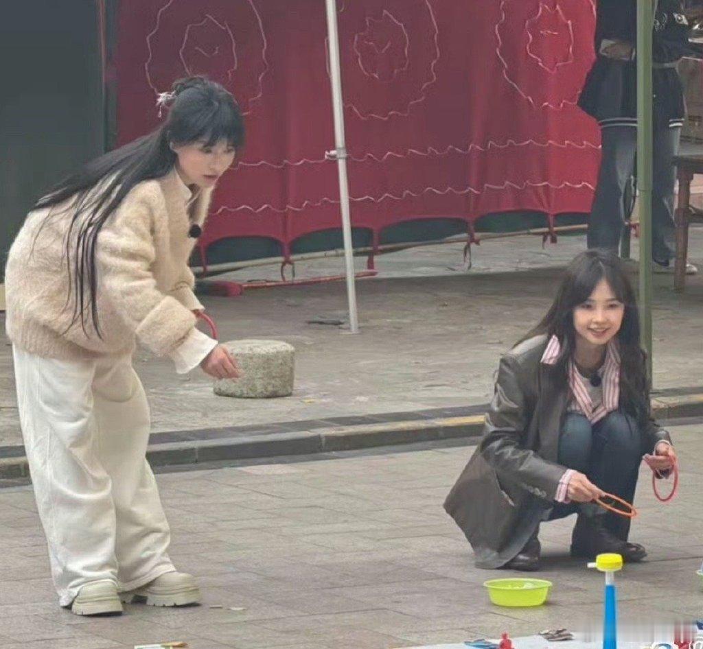 李子柒很大概率会去2025年春晚，大概率是观众席前排有互动，小概率可能会唱首歌 