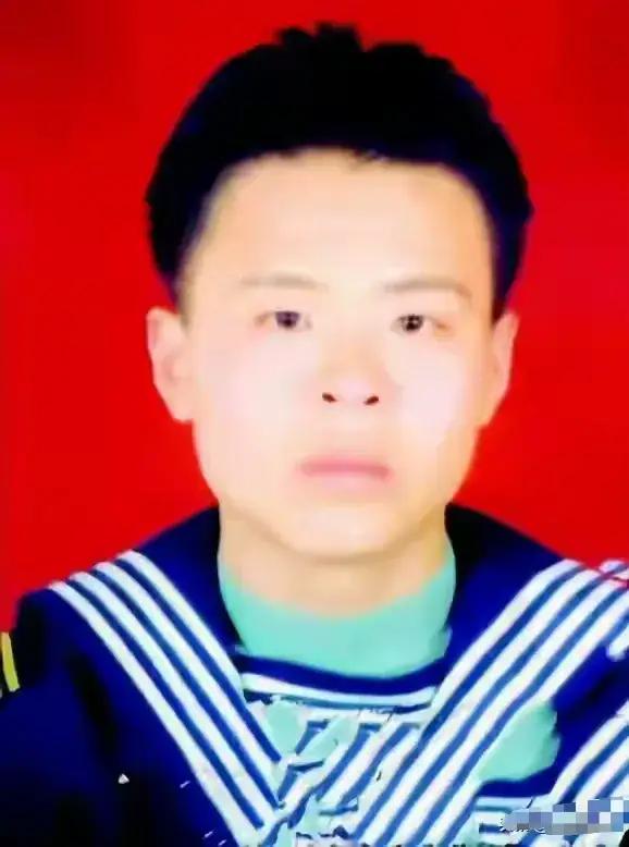 据央视报道，海军战士王永波在执行任务途中，舰艇意外起火。危急时刻，他奋勇上前救火