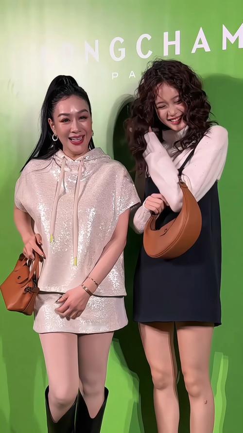 女儿vs妈妈，谁更漂亮？
钟丽缇和女儿考拉同框亮相，大家都说考拉完美的继承了妈妈