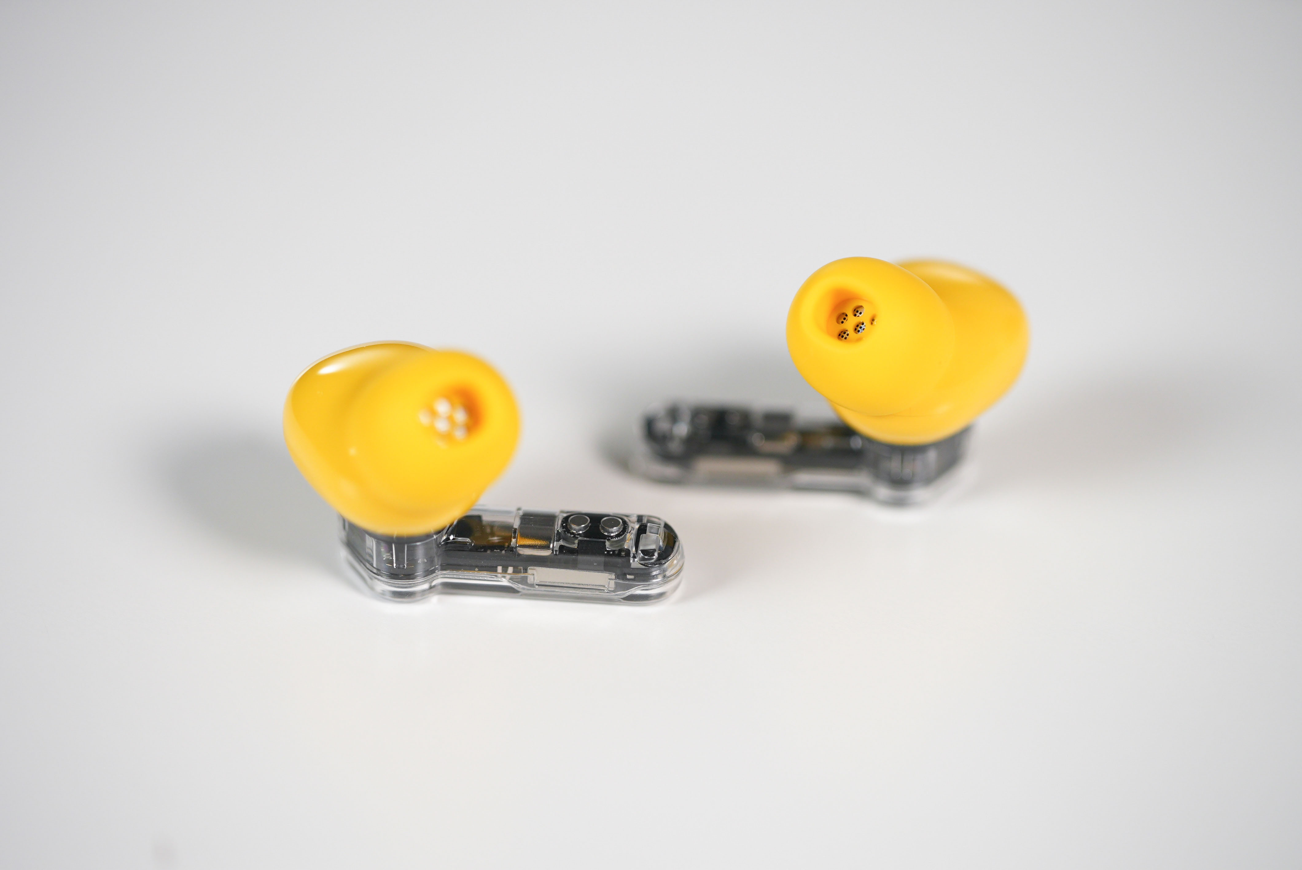我们收到了 Nothing Ear (3a) 的黄色版本，这个透明设计太漂亮了这