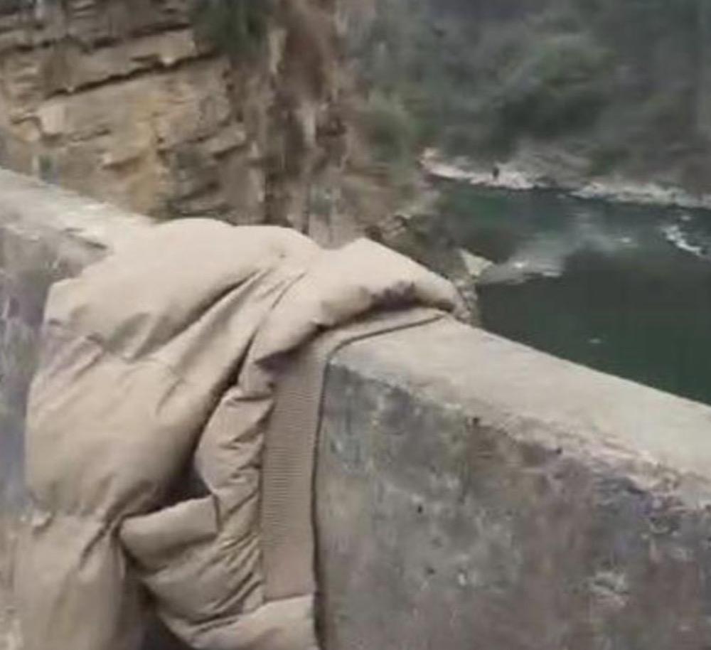 你说你没钱结什么婚啊，现在欠了一大笔债不说，还把自己的命给丢了！
贵州的26岁男