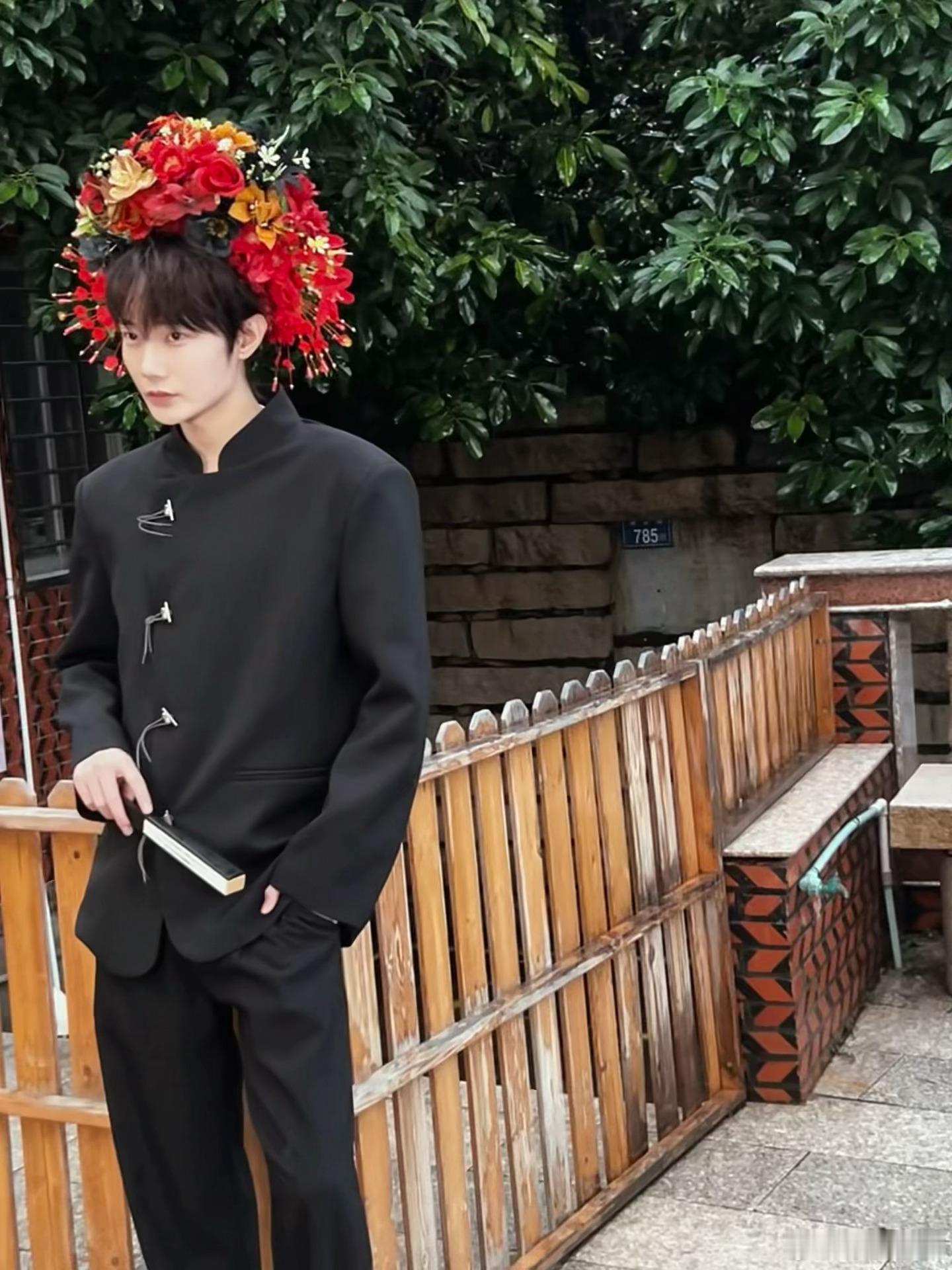 刘也刘也打卡泉州街头刘也现身泉州线下刘也现身泉州街头随性漫游，沉浸式感受古城烟火