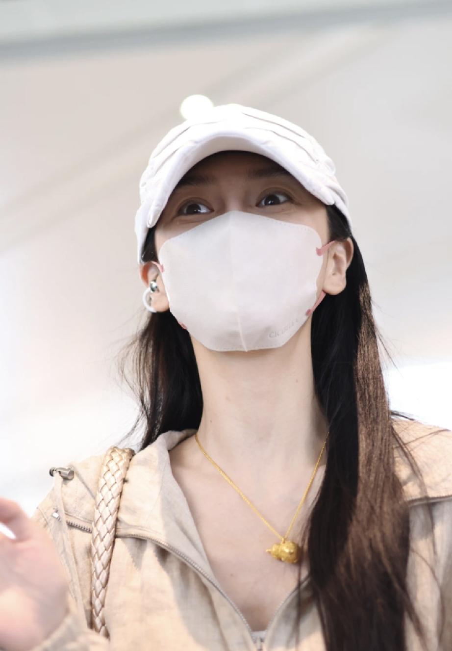 7月8日一大早，Angelababy机场出发准备去北京，仔细看眼袋有点重，可能是