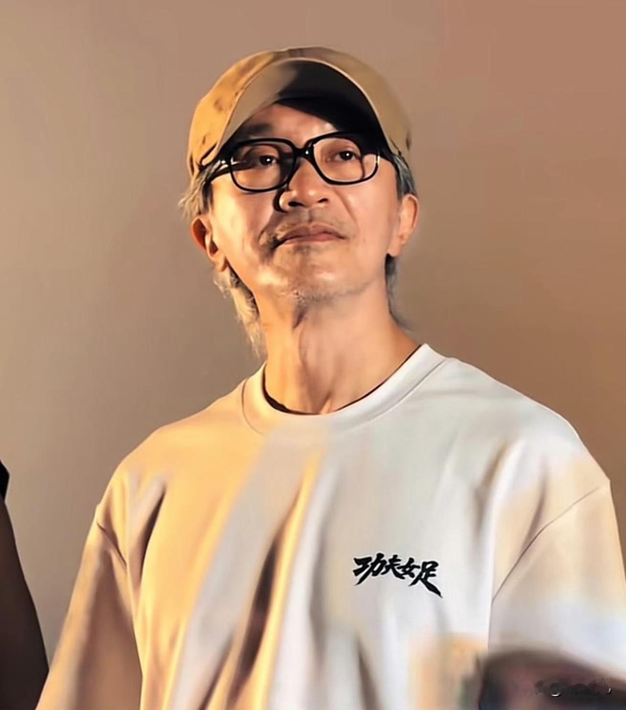 64岁周星驰真的老了，面容憔悴满头白发，小时候只有周星驰的电影能让我百看不厌，感