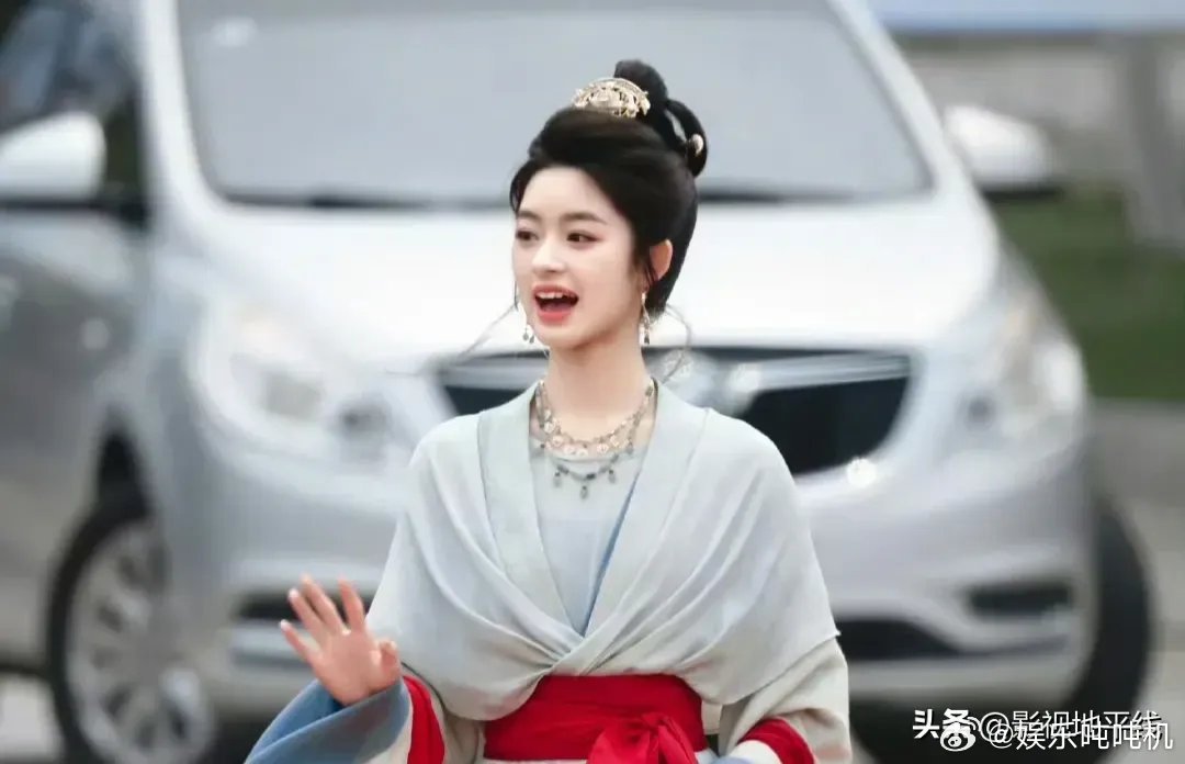 《冰湖重生》杀青后，出品方居然还搞了个杀青红毯，李昀锐，黄杨钿甜和张康乐等主演纷