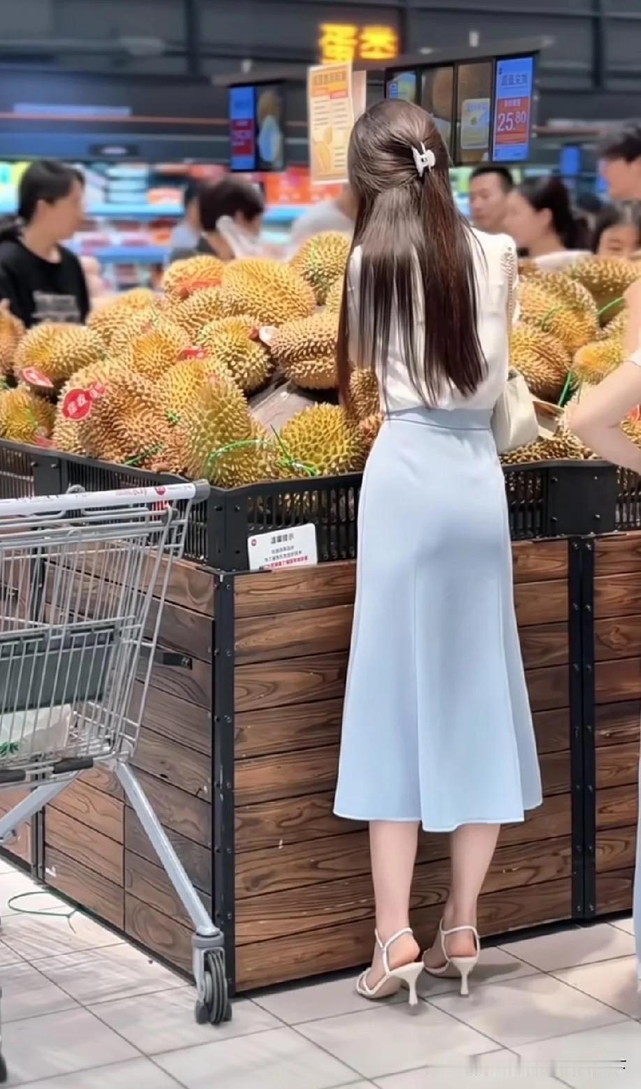 要不要买个榴莲给她呢