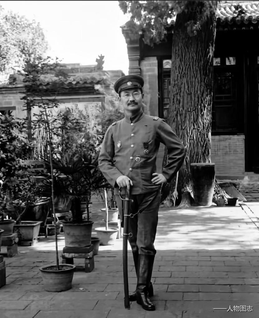 1912年，“太谷义军司令”孔祥熙留下的一张照片，他身穿新式军装，高筒皮靴，一手