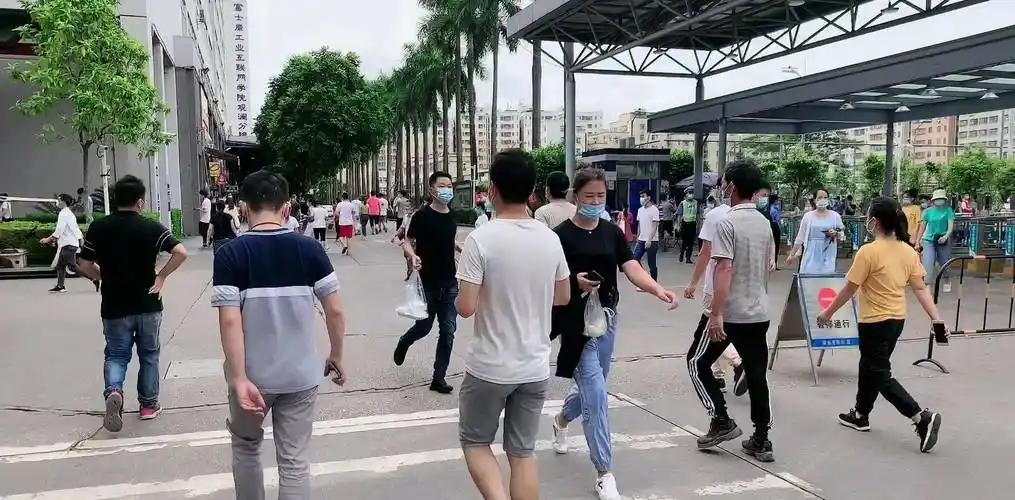 公司实行“上四休三”，但要降薪1000元，你能接受吗？
据工人日报，近日，一名网