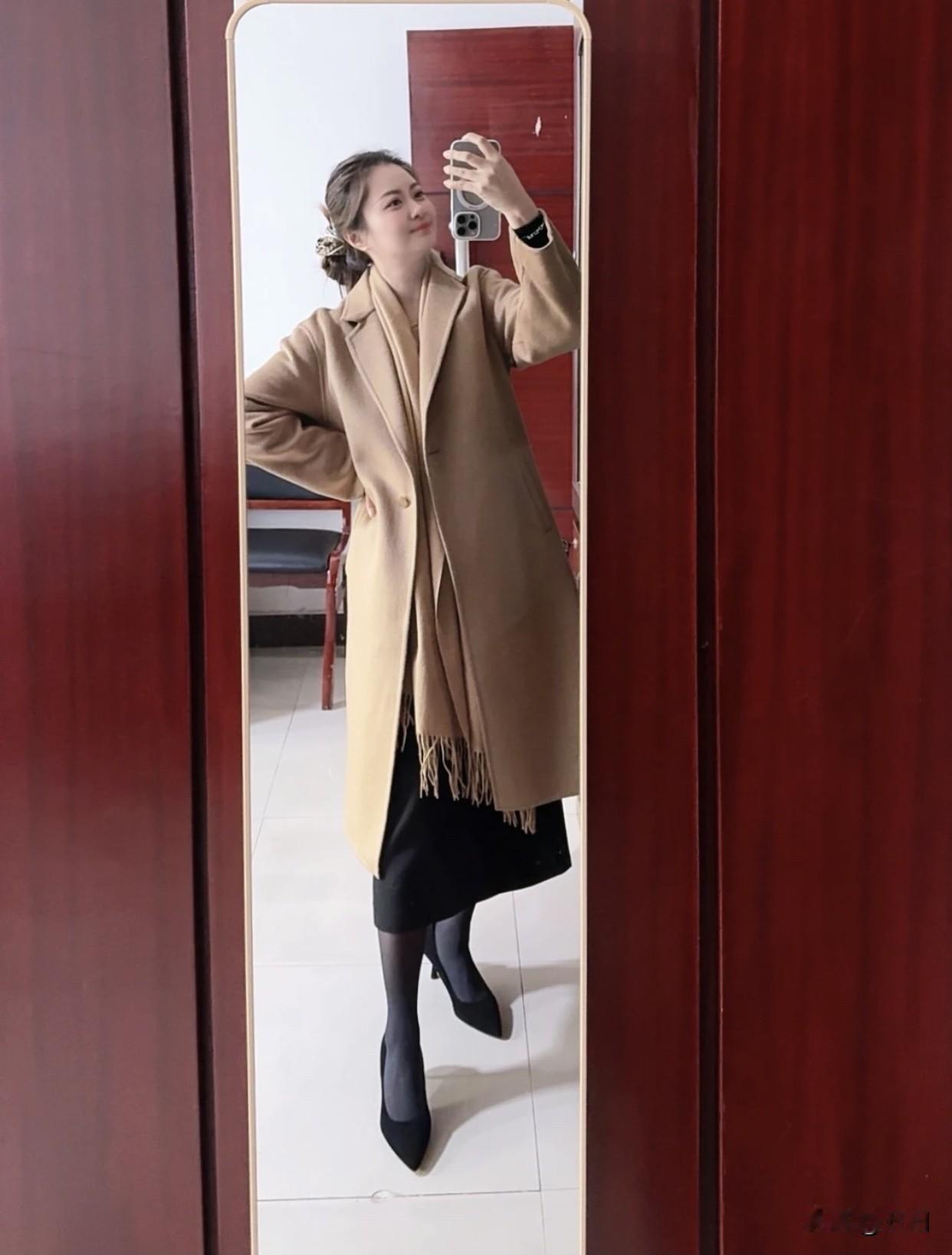 每天美丽照片分享优雅穿搭指南：米色大衣+黑色裙装，尽显时尚气质！