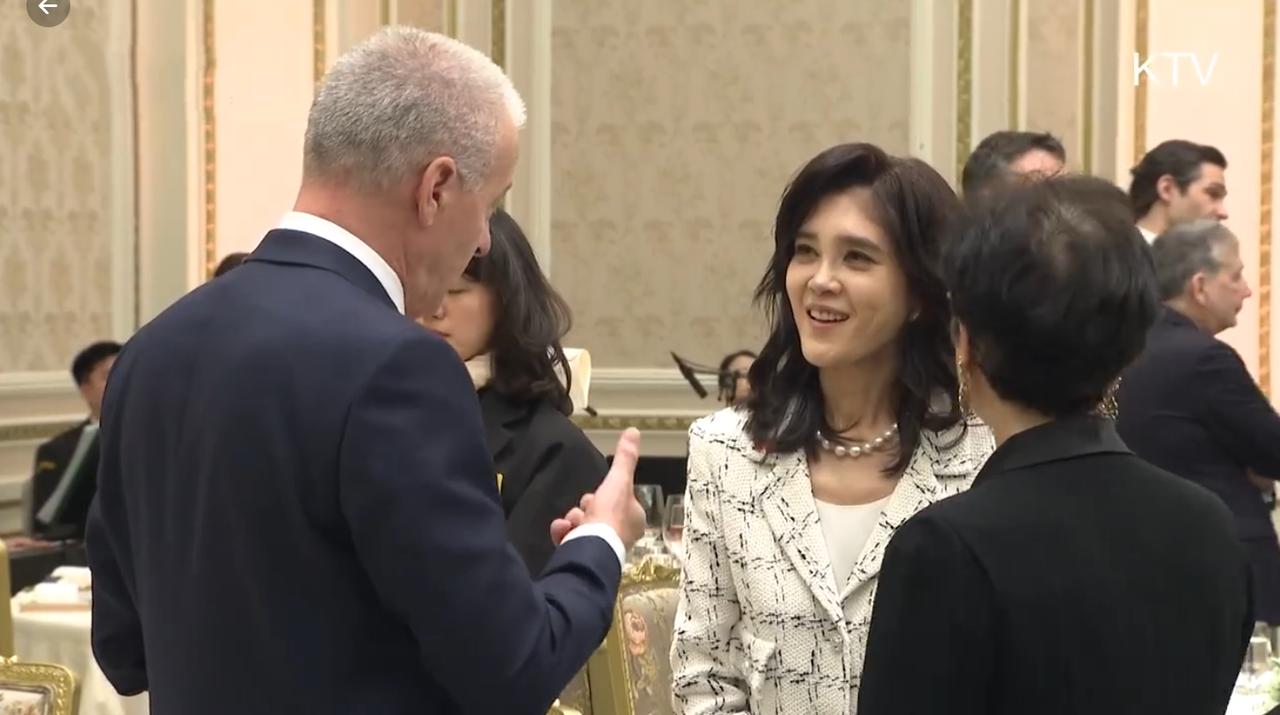 李富真被邀请参加欢迎法国总统午餐宴，56岁状态超好！4月3日三星长公主亮相午餐宴