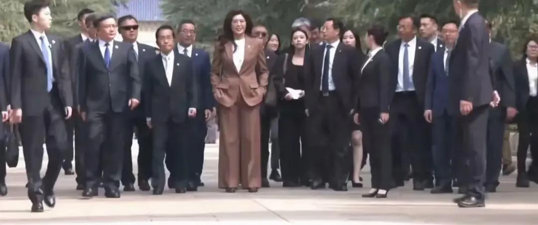 南京中山陵，陵墓占地之空旷，392石级为瞻仰者热身，设身处地必有各人的感触想法。