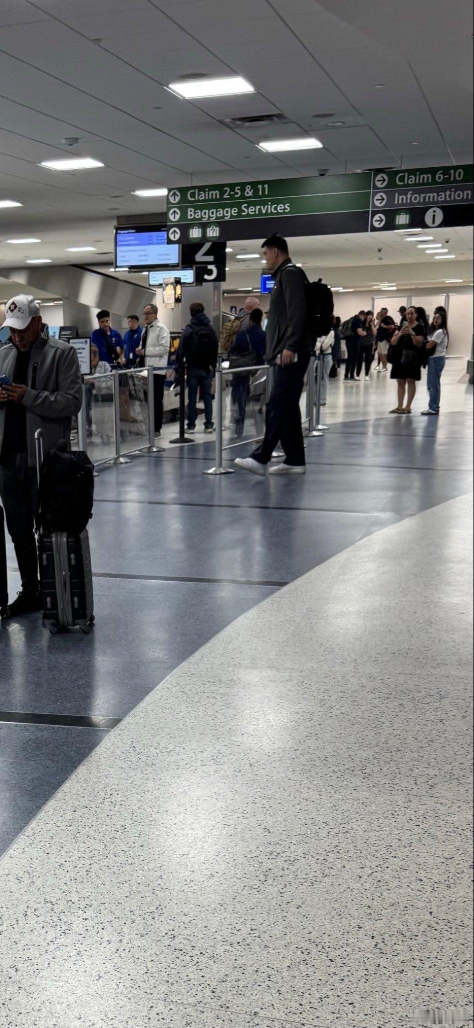 大姚早些时候着陆在休斯顿👀今天他将会在火箭赛季主场开幕战现场！休斯顿火箭[超话