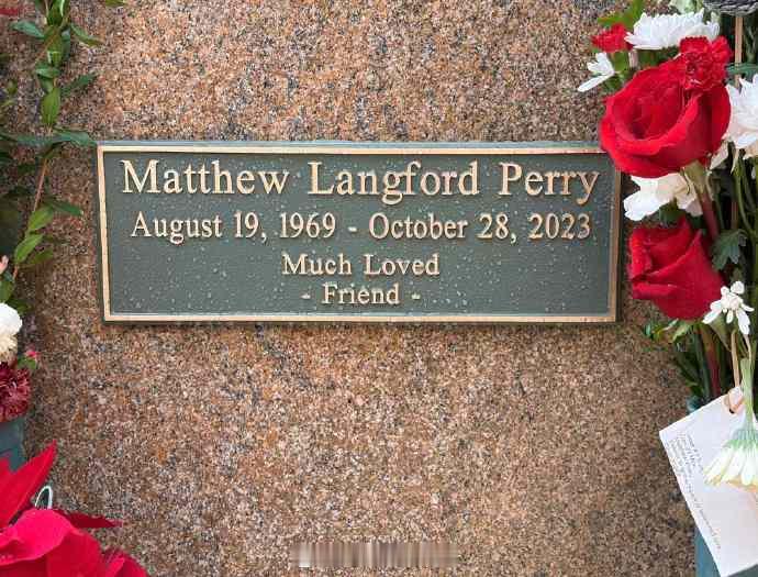 马修派瑞墓地加上老友记纪念名牌据外媒，“钱德勒”马修·派瑞的墓地在近日加上了有《