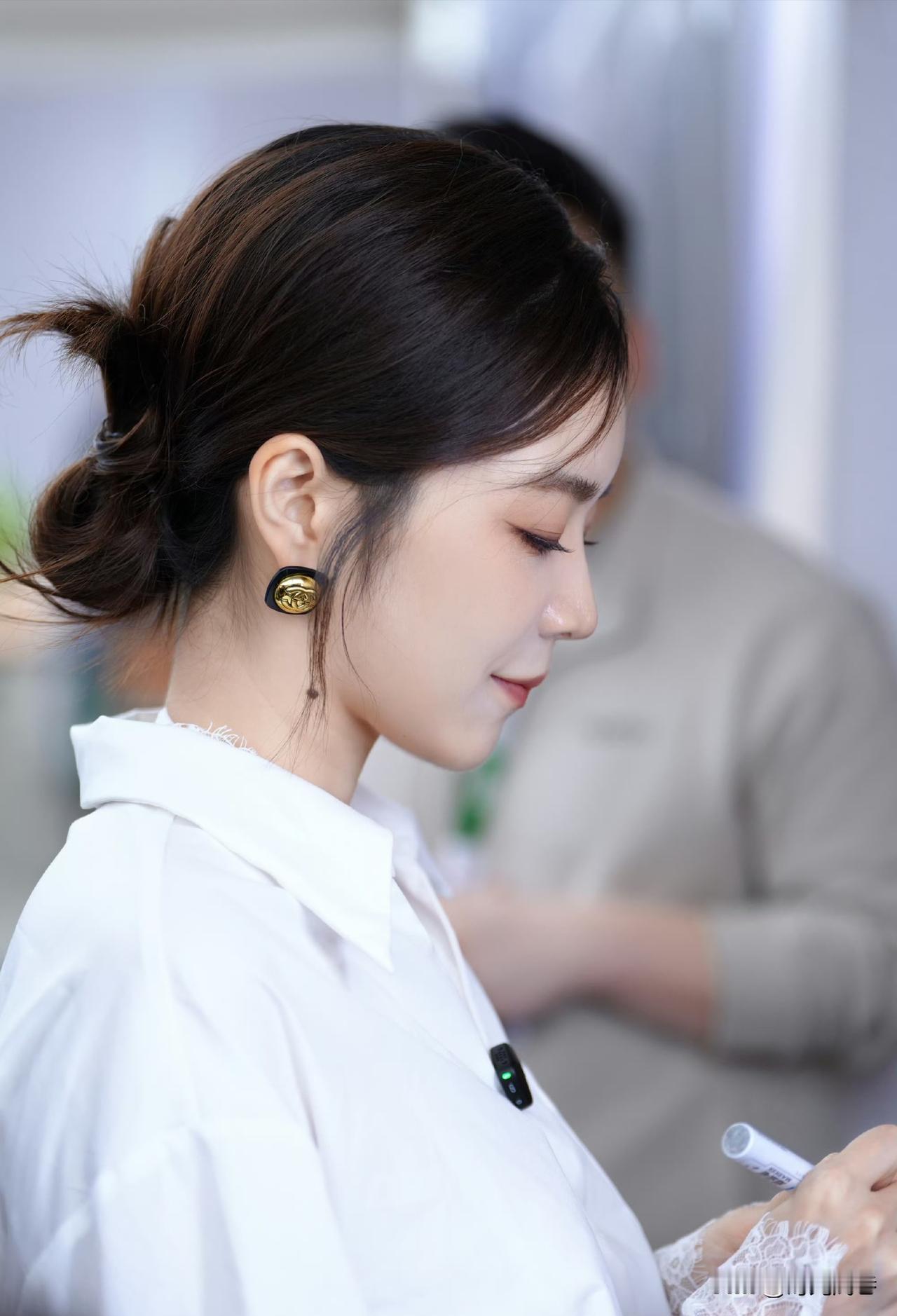 余霜的侧颜真的好美，真的可以用倾国倾城来形容！