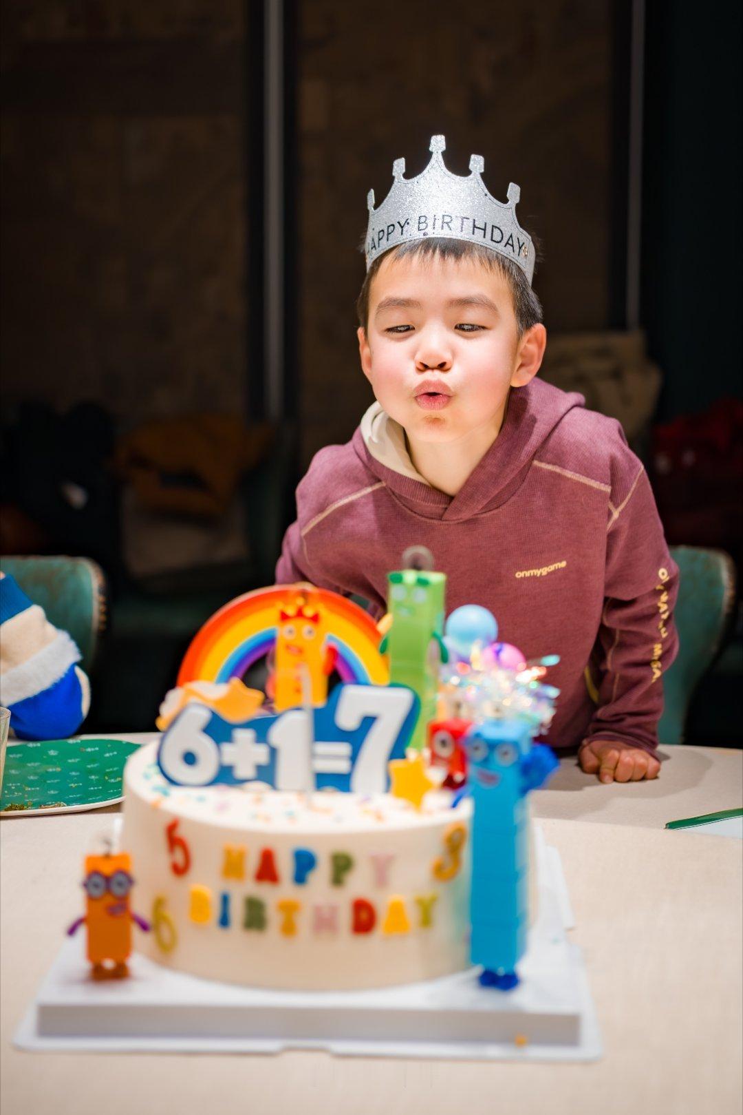 某小孩天天掰着指头数，终于7岁咯！缺牙苗生日快乐呀摄像大哥在忘带闪光灯的情况下还