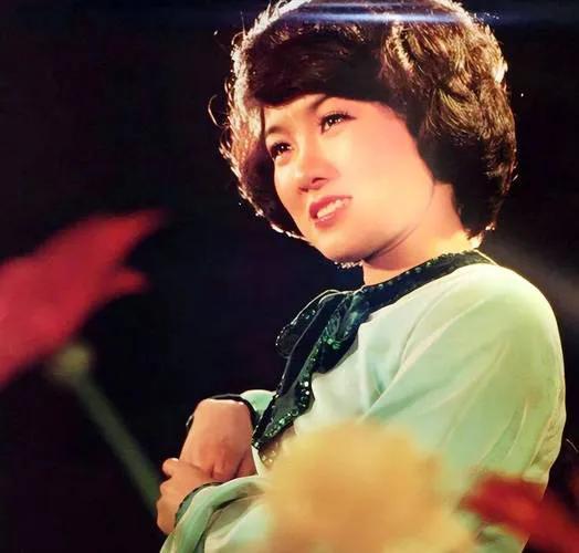 看出来她是谁吗？曾经在电影《少林寺》中演唱剧中插曲《牧羊曲》一夜成名。
她演唱的