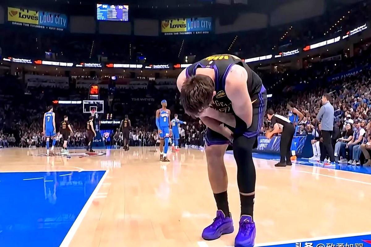 湖人队的天，塌了一半。

东契奇左腿筋二级拉伤，常规赛直接报销！医学专家说平均得