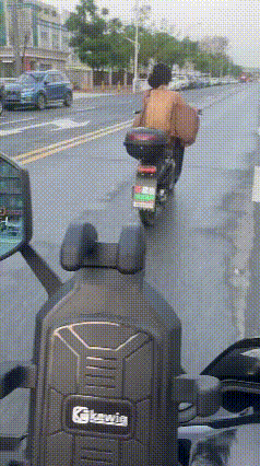 这波必须给小姐姐点个赞！骑个电动车走得好好的，平白无故被旁边车的人嘴欠撩骚，还拿