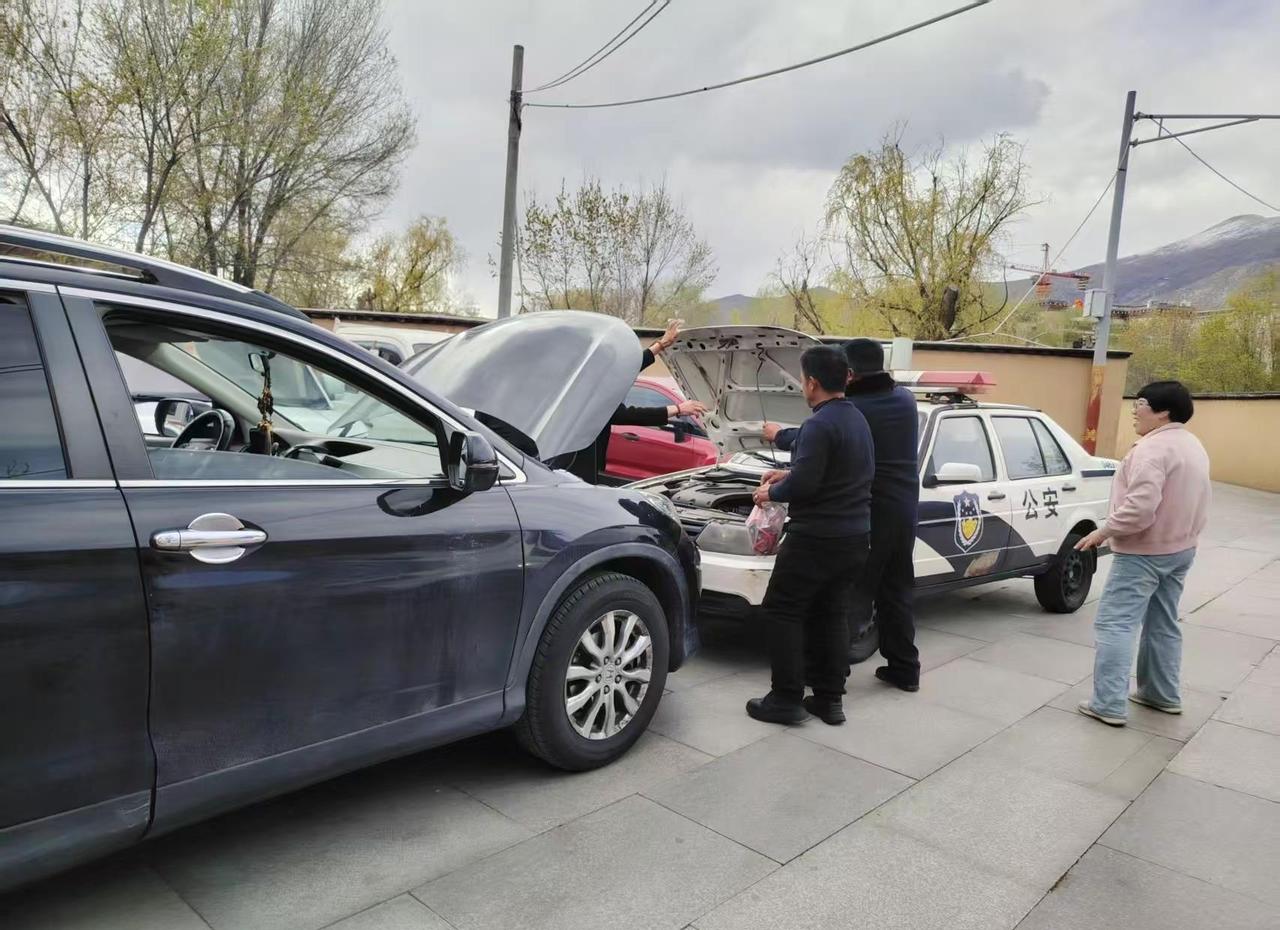今天下午我们到拉萨的千佛崖玩，没小心钥匙🔑门没关好，跑电了，发不着，走不了了，