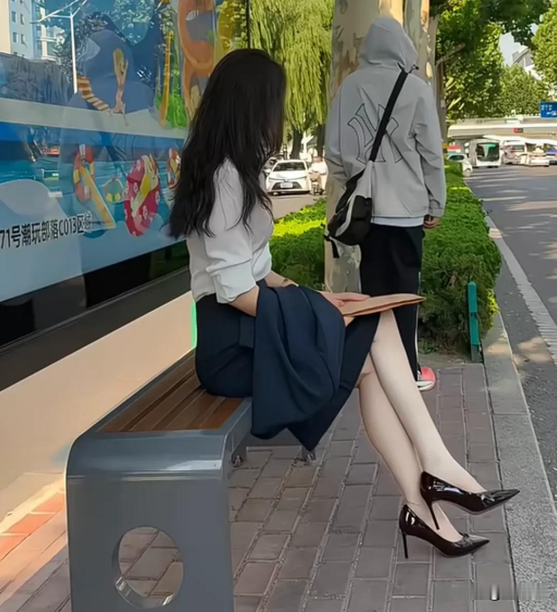 到底是因为先有了经济实力，之后才有了这种高级的衣着打扮和气质。还是因为这种高级感
