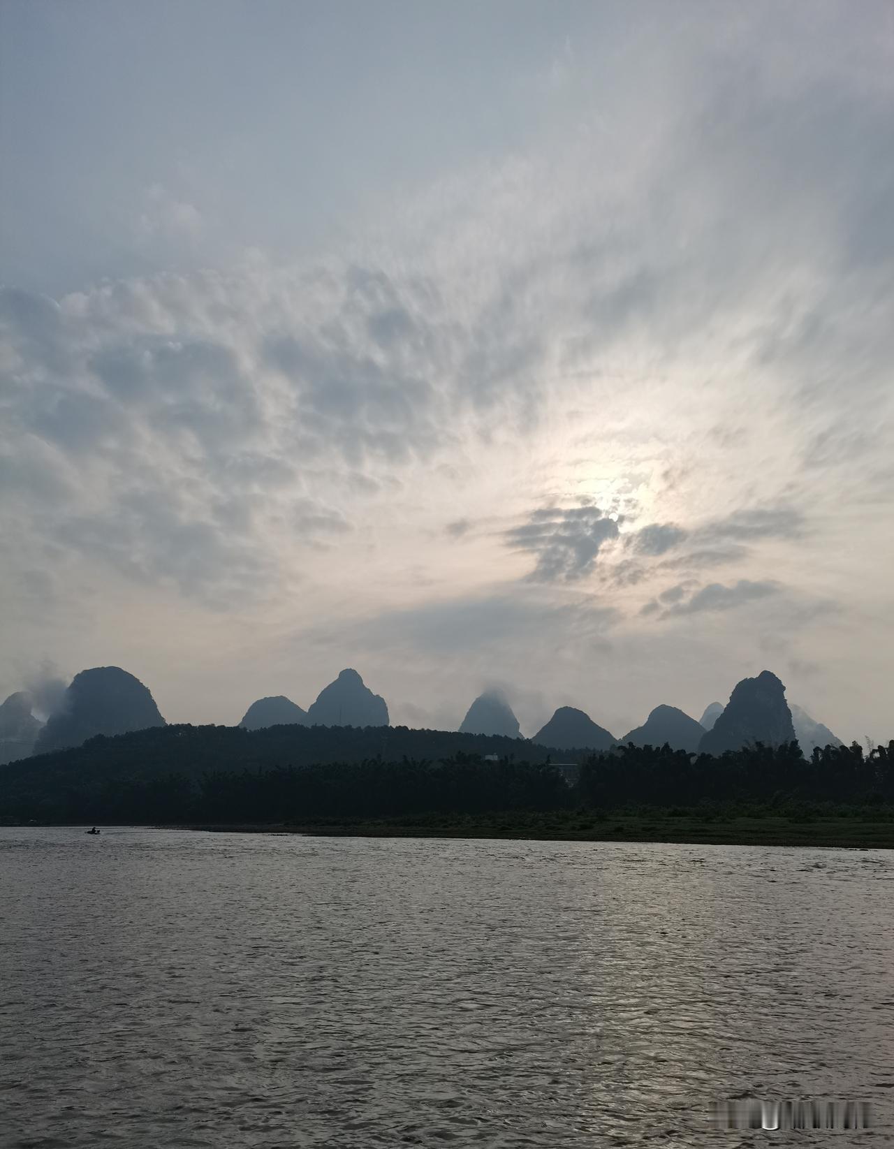 总有雨过天晴云开雾散的那一刻西安 下雨