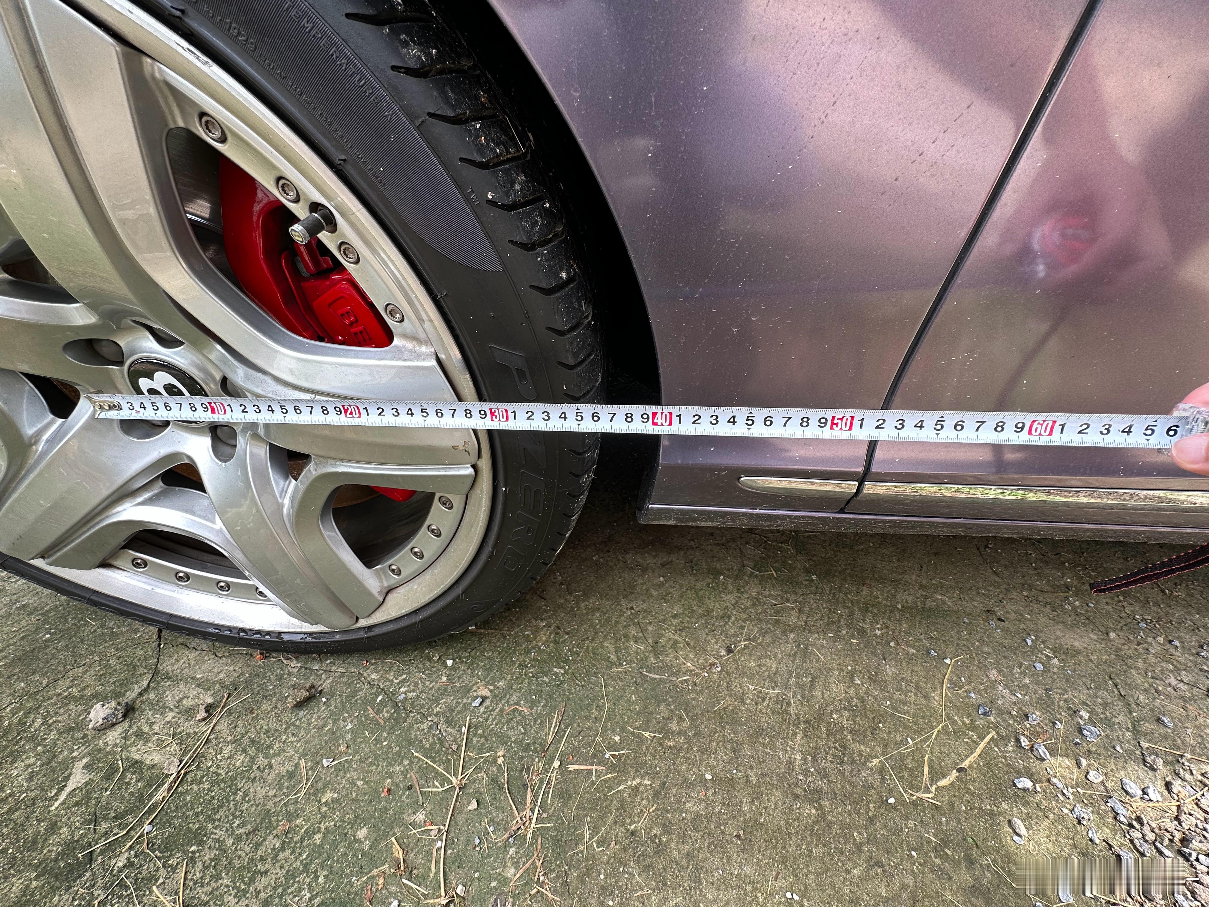 刚量的，宾利欧陆的dash to axle（门缝到轴心）长度仅为550mm左右，
