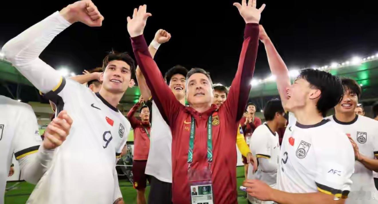 球迷看得舒服、球员踢得舒服，前四场防守和大脚，很多人误以为我们不会传控，包括越南