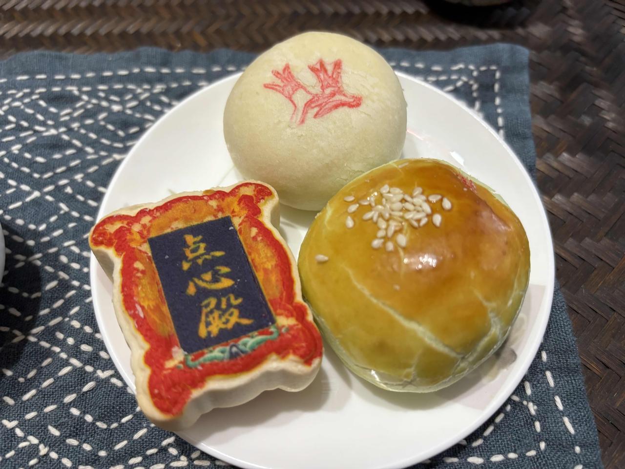 每次去雍和宫回来都要路过稻香村零号店，每次都会排着好长的队伍，稻香村的茶点有那么