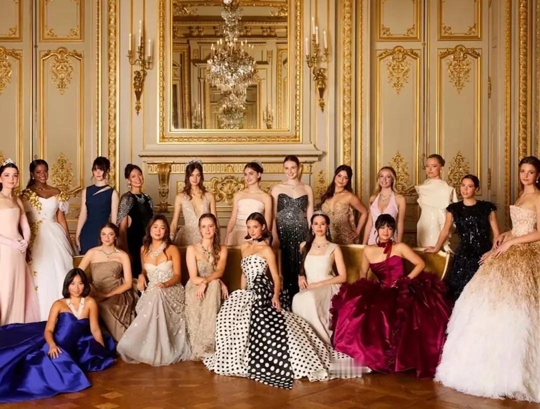 陈可辛和吴君如女儿陈是知出席2025巴黎名媛舞会，19岁的她身着一袭宝石蓝高定抹