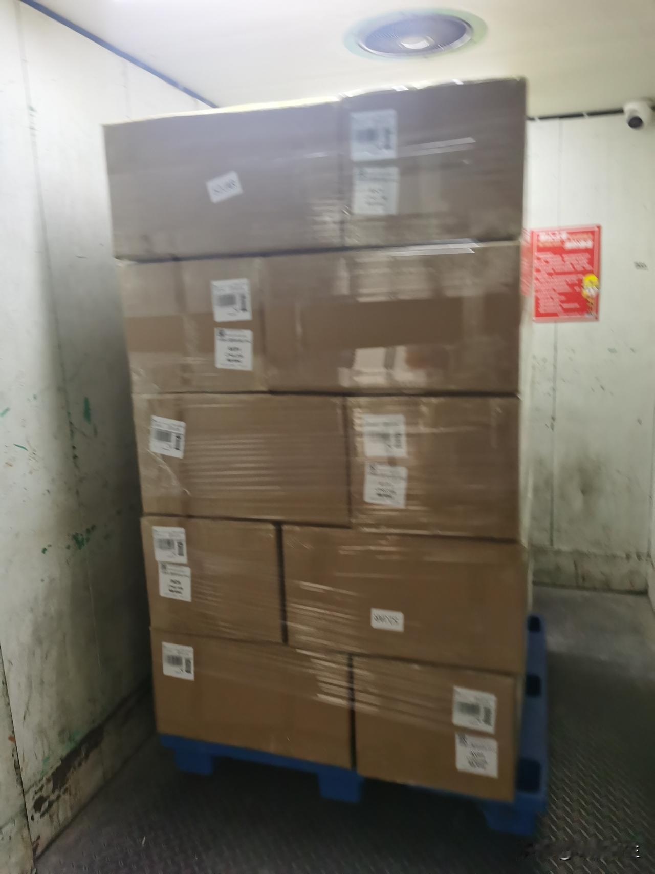 今天跑工厂验货，到现场一看，就剩这一卡板货了。层层纸箱码得整整齐齐，外箱标签、条