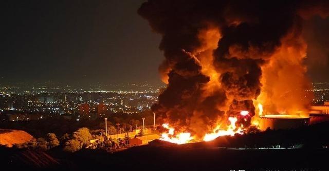 以色列炸德黑兰油库，伊朗导弹回敲海法炼油厂。很多人以为这是两国情绪失控、互相乱打