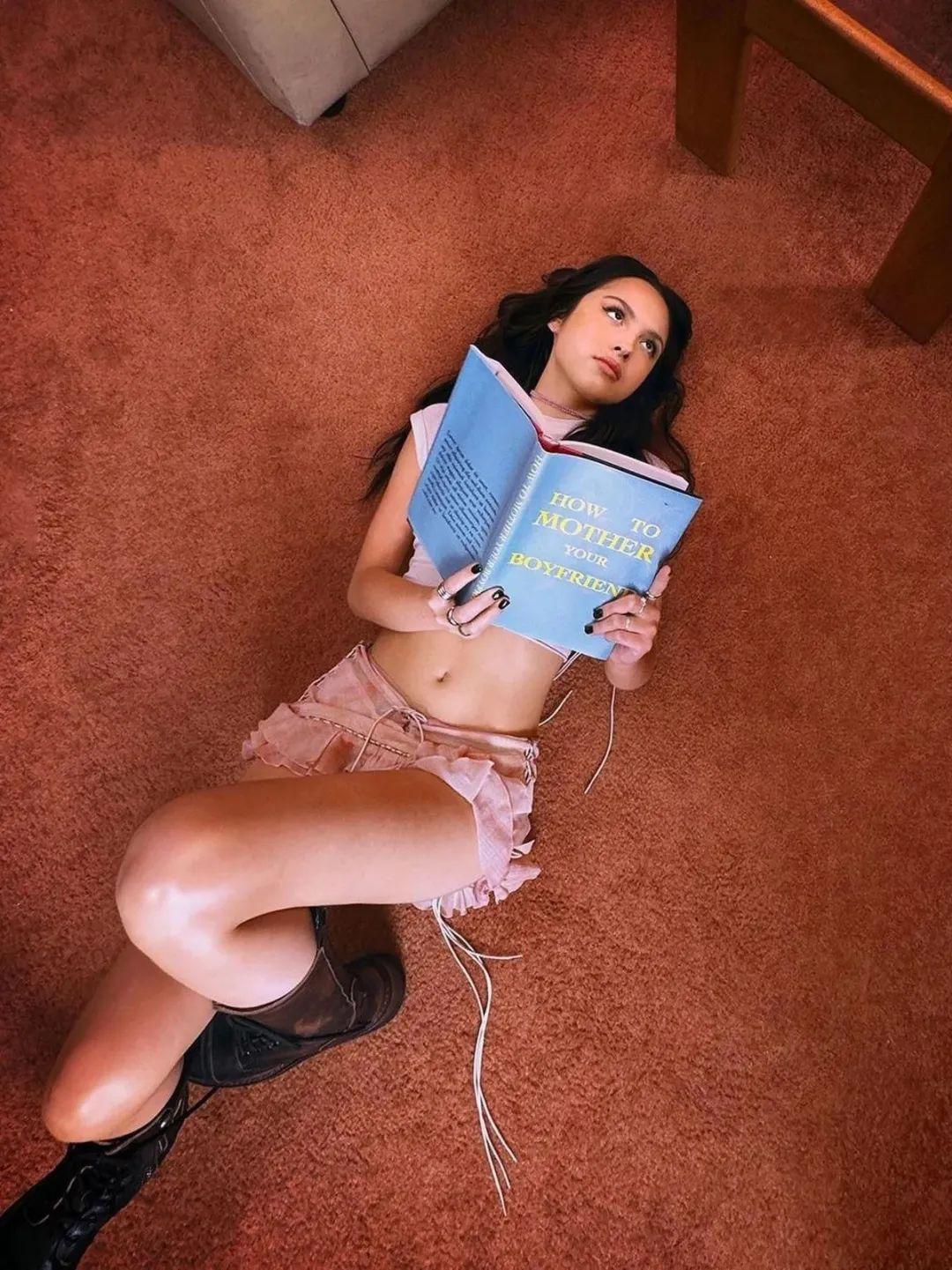 Olivia Rodrigo 有病吧？
她在看一本《How to mother 