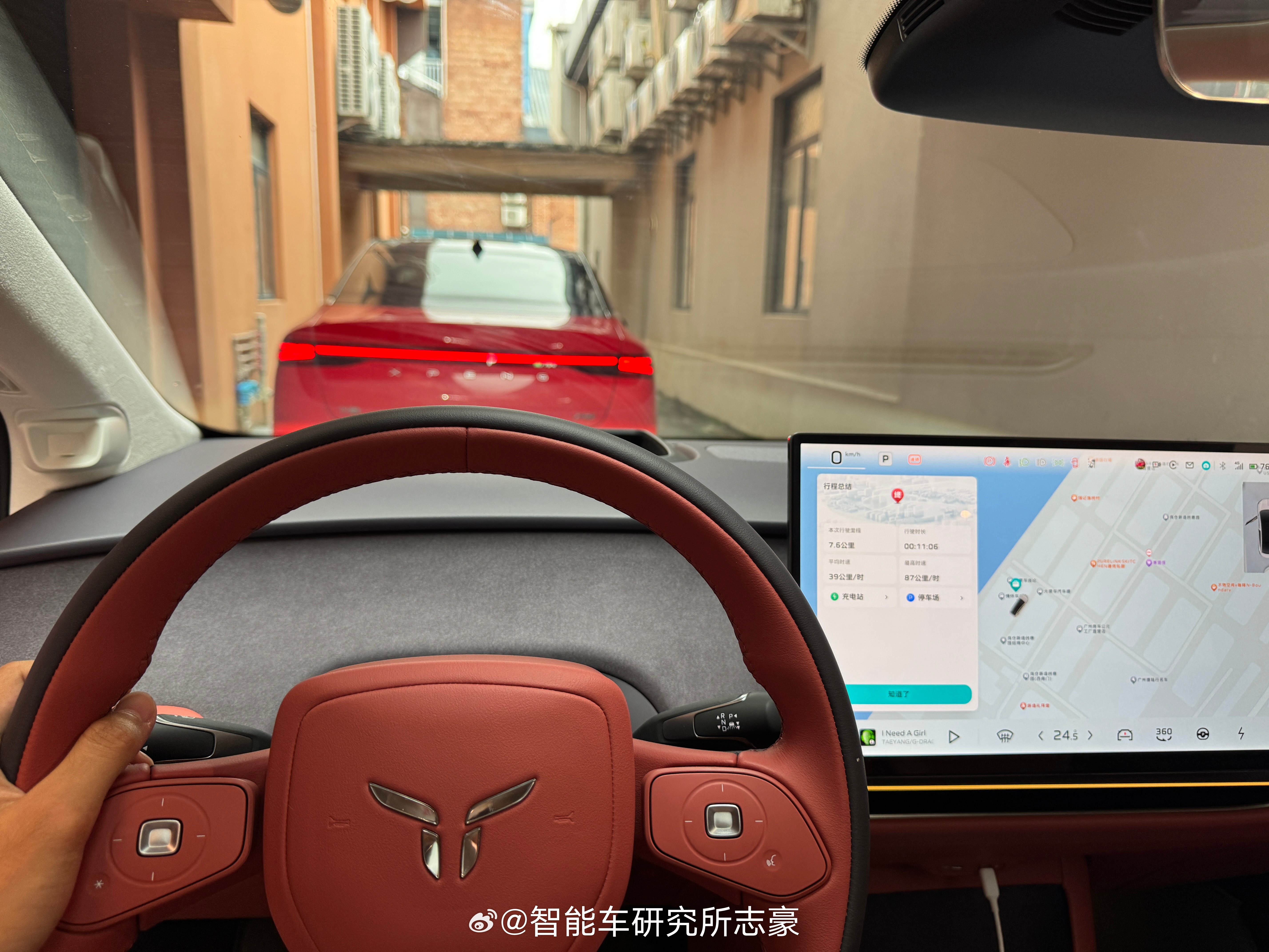 早晨，一早把车丢回公司打车去机场。不开车的原因，主要是接下来要做的策划，是要把一