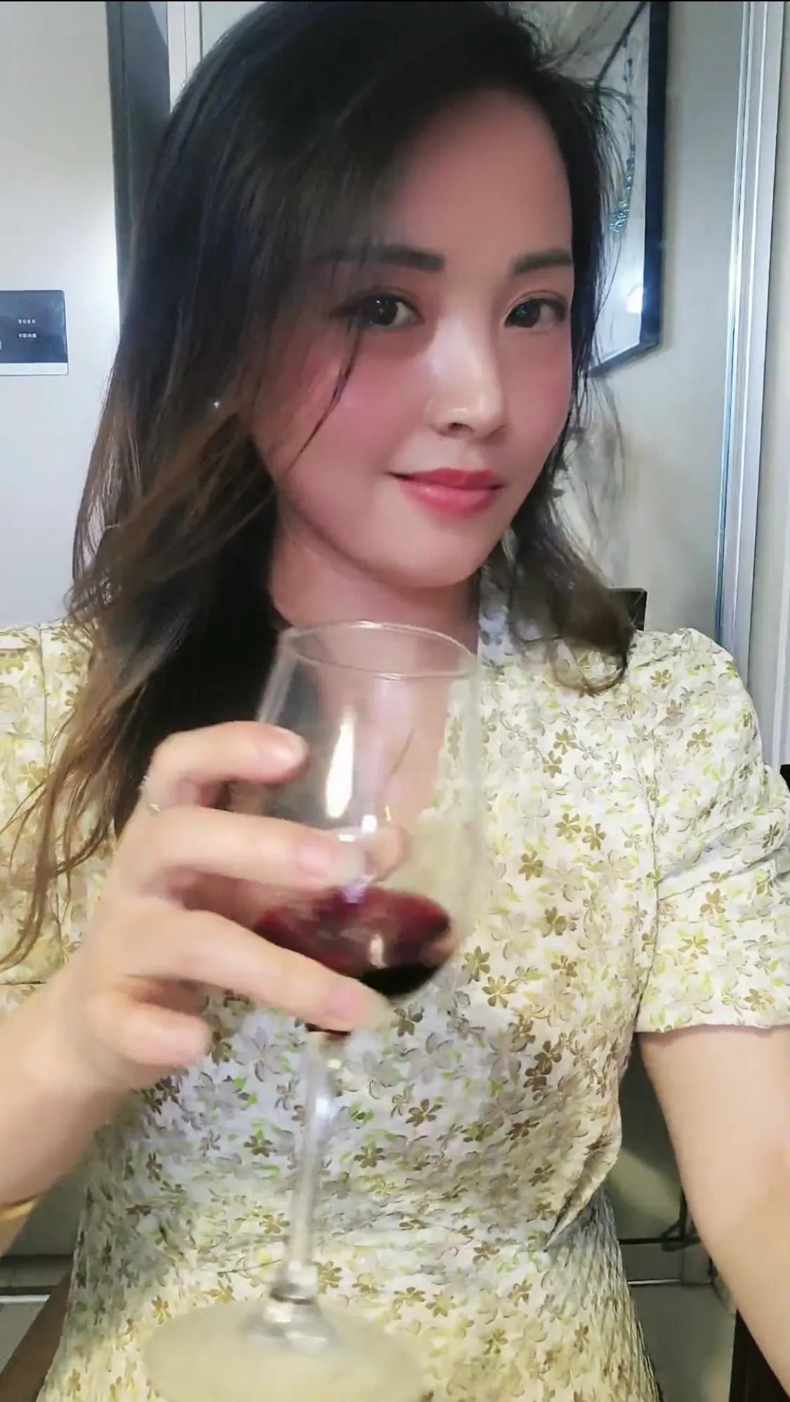 小时候不明白为什么大人都喜欢喝酒，酒那么辣口，还喝得津津有味，因此也讨厌喝酒的人