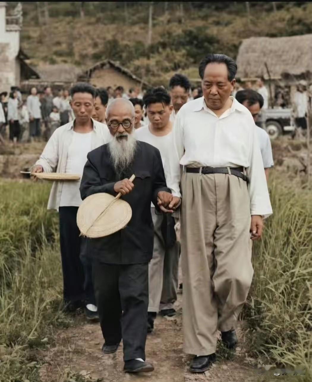 游子赤子心。伟人荣归故里，牵着老师的手，漫步故土乡间小路，娓娓闲谈。褪去领袖本色