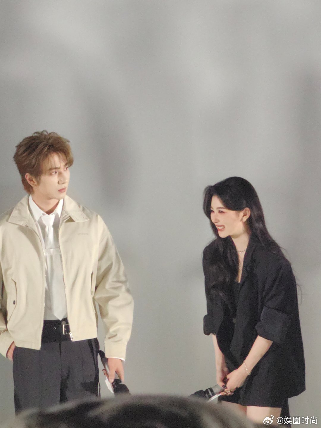 孔雪儿美得像bjd一样本来只是随便刷下路演现场图，直接被孔雪儿颜值震撼住！宽松黑