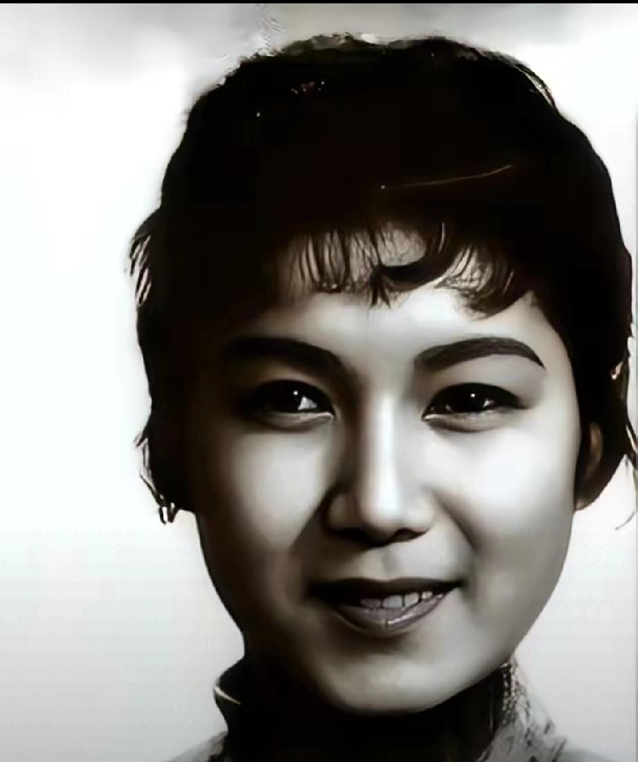 小学女教师用弹壳反抗侵略者！
她的勇气点燃了整个镇子的希望

你是否曾想象过，