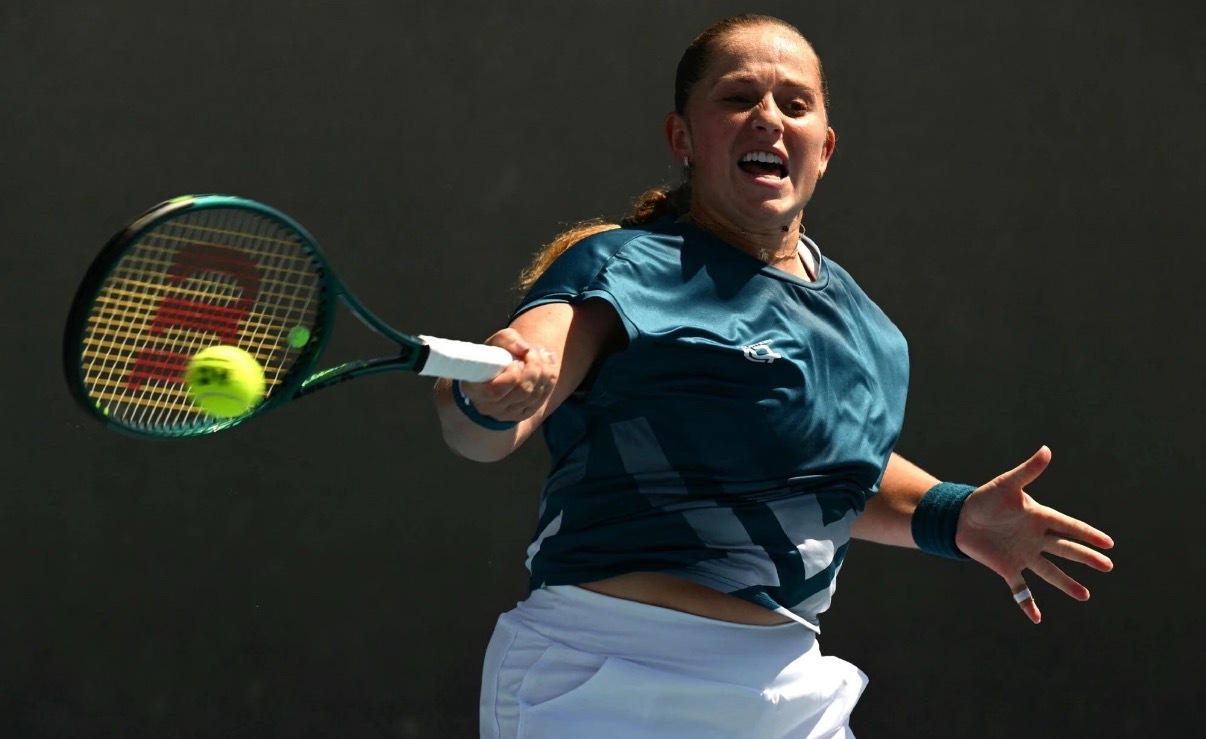 王欣瑜2比1奥斯塔彭科 澳网女单第二轮，王欣瑜4-6先丢一盘，2-4落后下连扳四