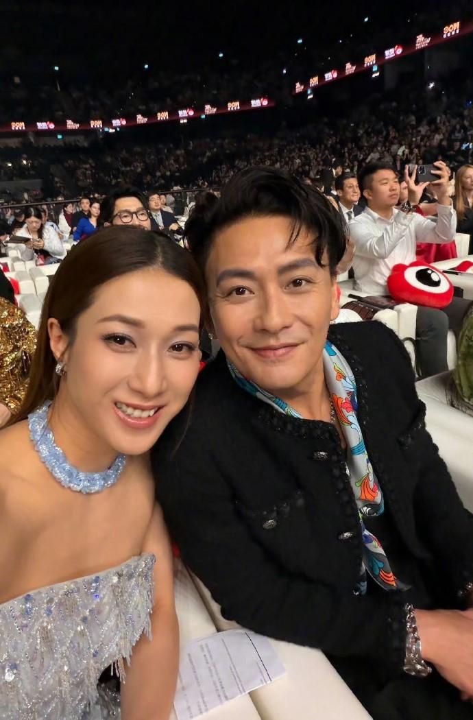 活久见，我的CP同框了！
近日，钟嘉欣在社交平台晒出和黄宗泽的合影，我的CP居然